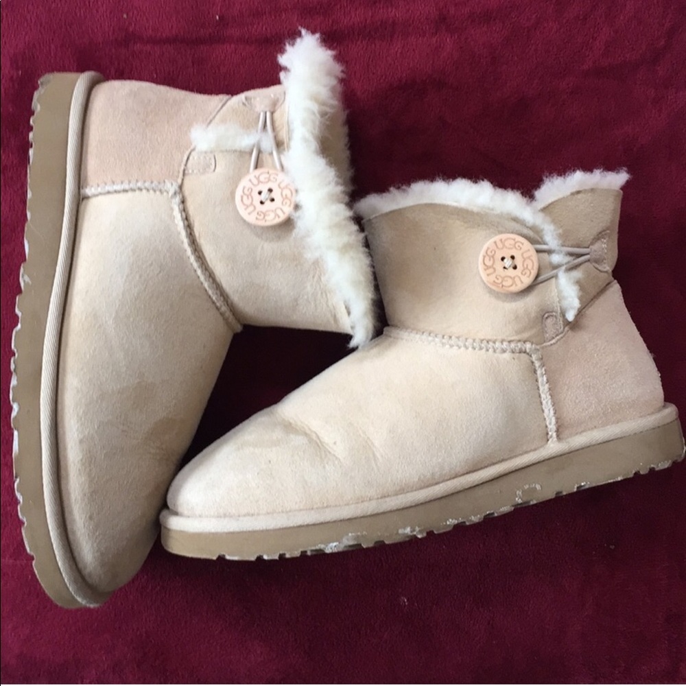 Bailey Button Short UGGS Size 9